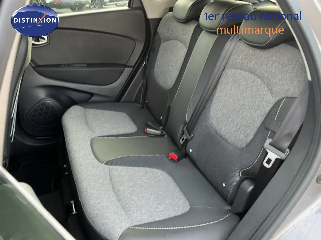 Vue intérieure côté gauche des sièges arrière gris bi-ton du Renault Captur 2019 version Intens.