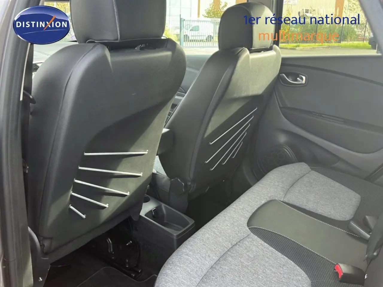 Vue intérieure arrière montrant les sièges noirs et gris du Renault Captur gris, version Intens 2019.
