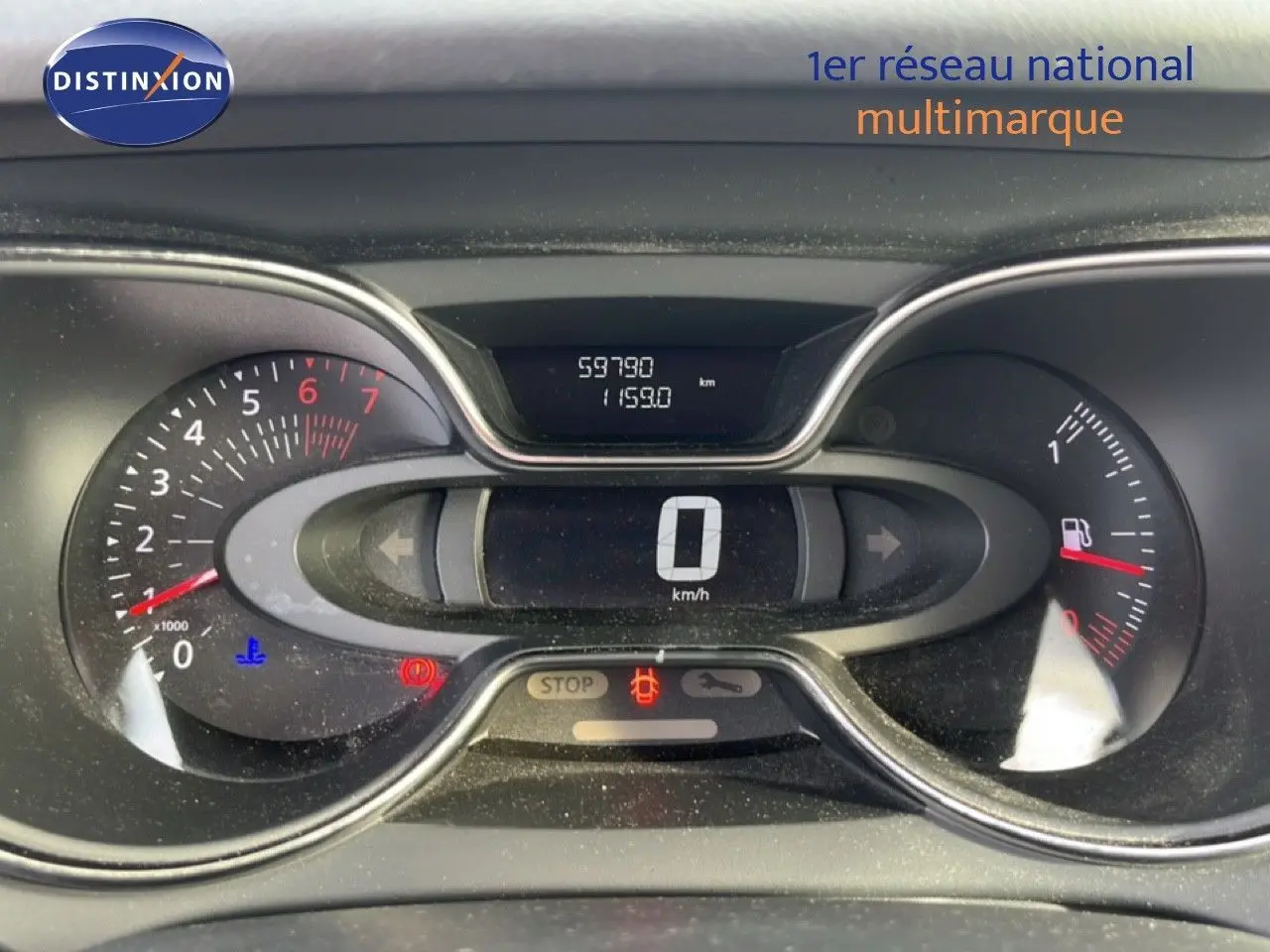 Tableau de bord du Renault Captur gris 2019, affichage numérique au centre avec compteur de vitesse à 0 km/h.