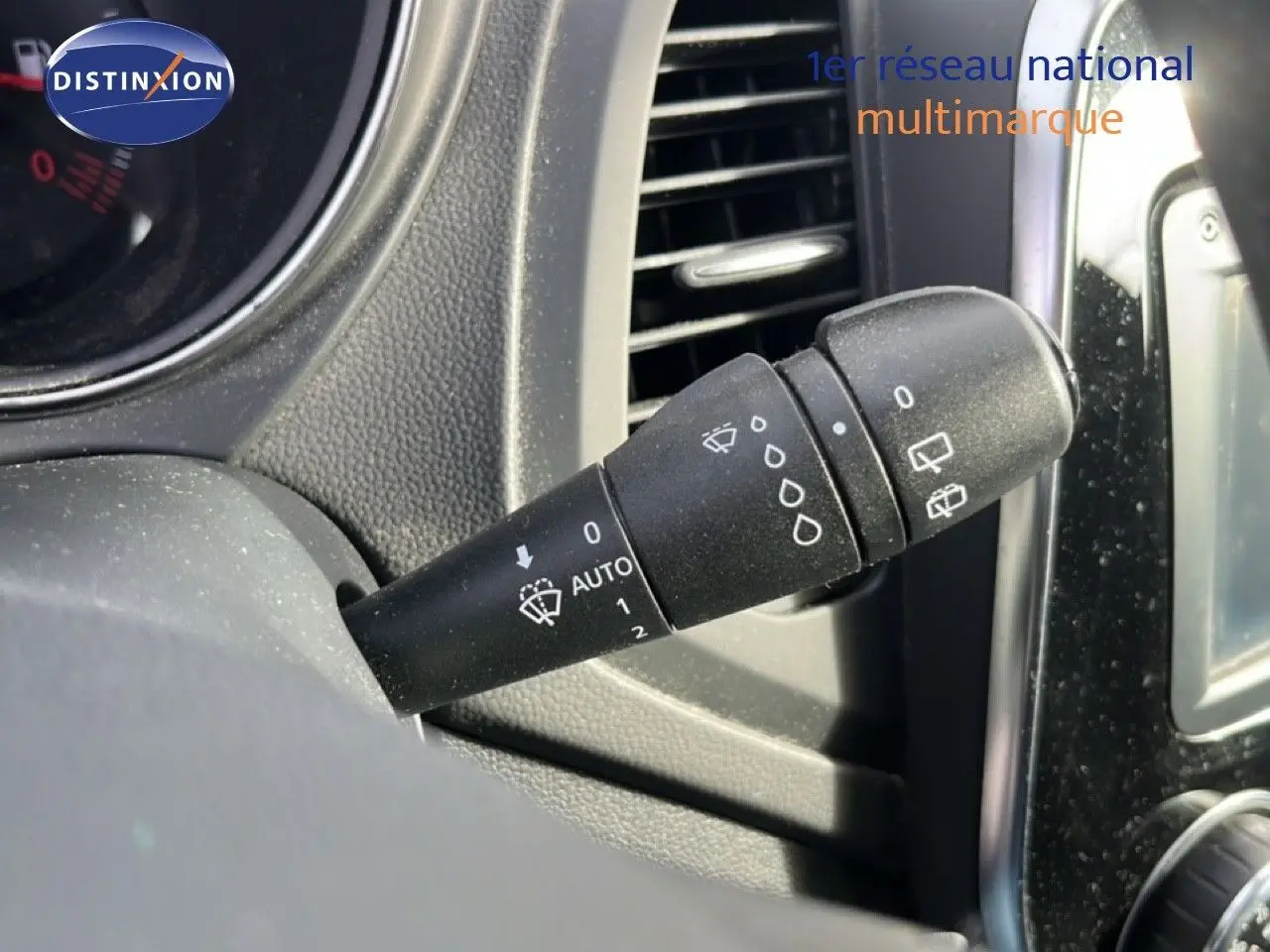 Gros plan sur la commande d’essuie-glace du tableau de bord du Renault Captur gris 2019, version Intens.