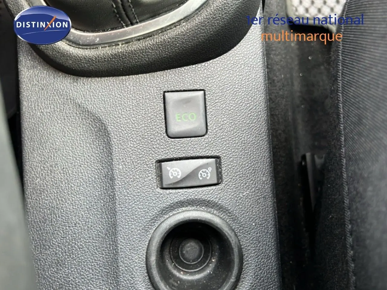 Gros plan sur les commandes ECO et régulateur de vitesse du Renault Captur gris 2019, version Intens, intérieur noir.