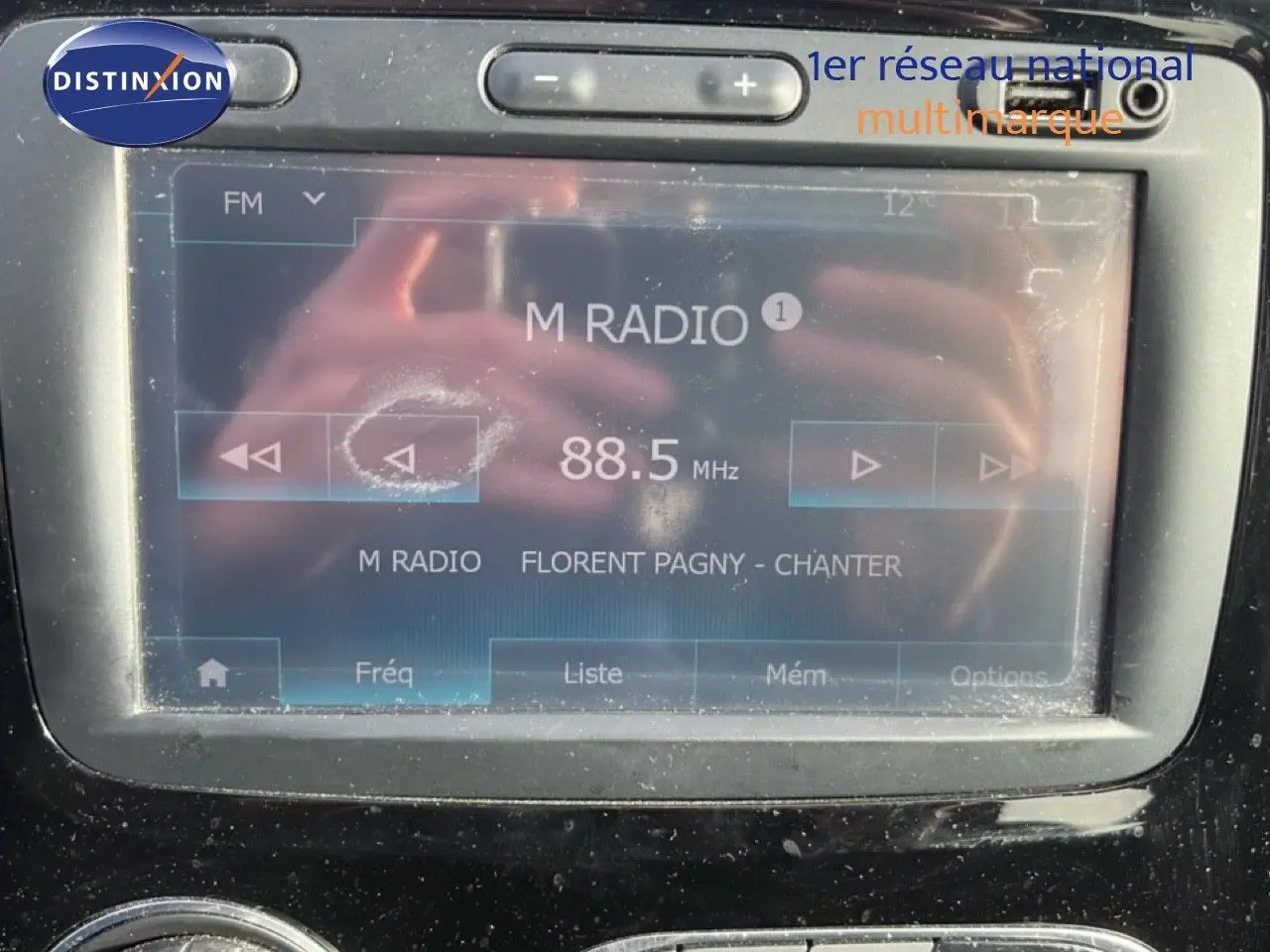 Écran tactile central du Renault Captur 2019 montrant la radio FM avec interface en mode clair.