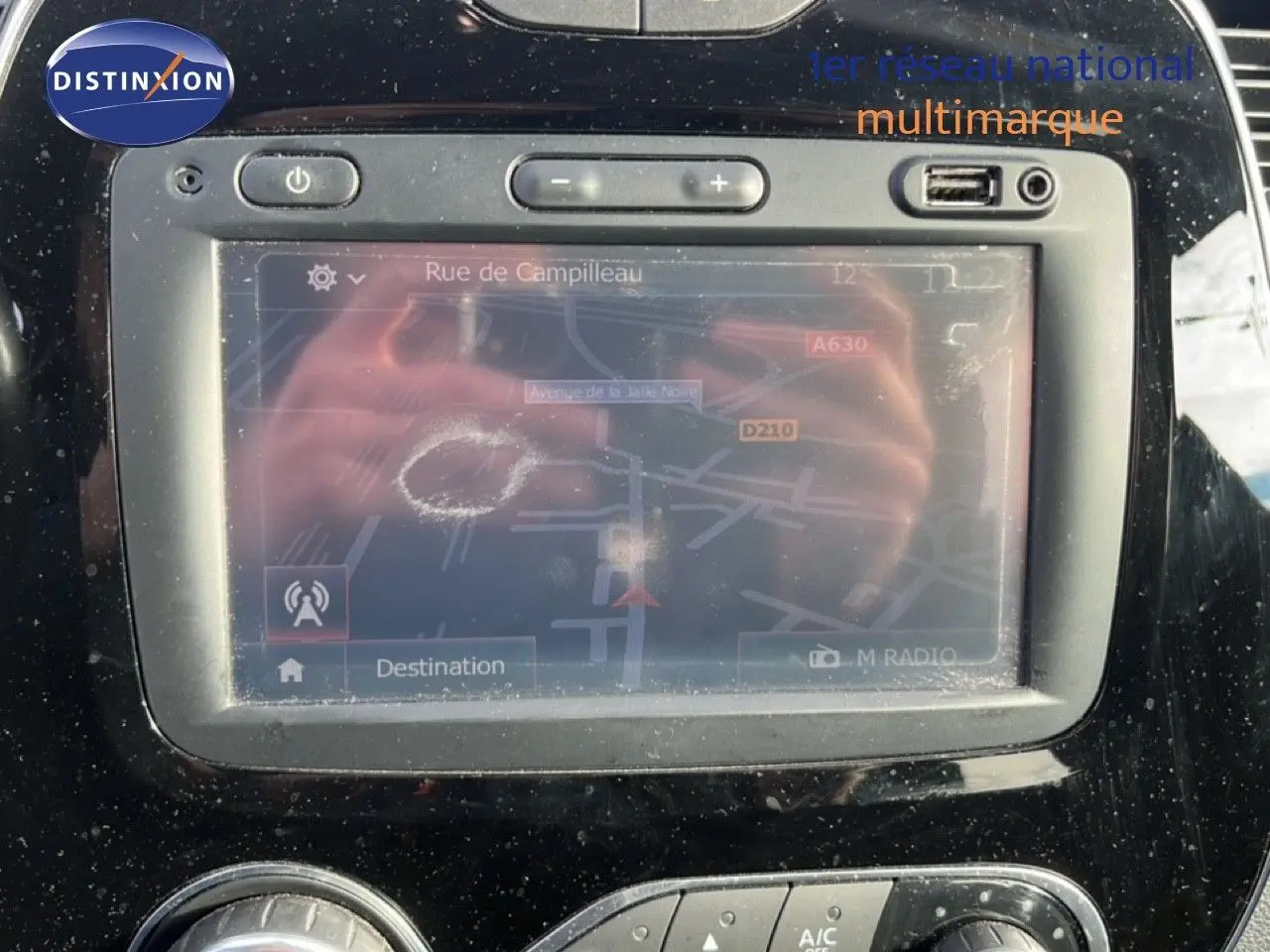Tableau de bord avec écran de navigation tactile du Renault Captur gris, vue rapprochée du système multimédia.