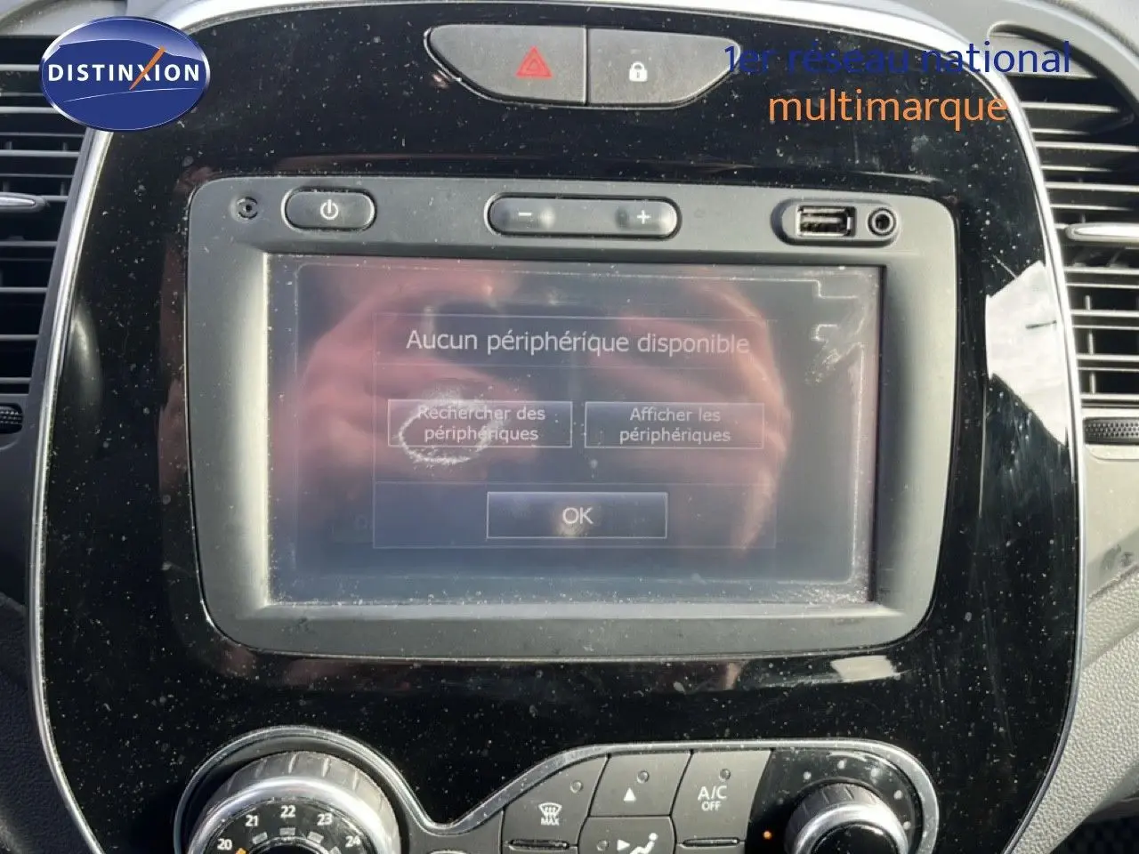 Gros plan sur l’écran tactile et la console centrale noire du Renault Captur gris 2019, version Intens.