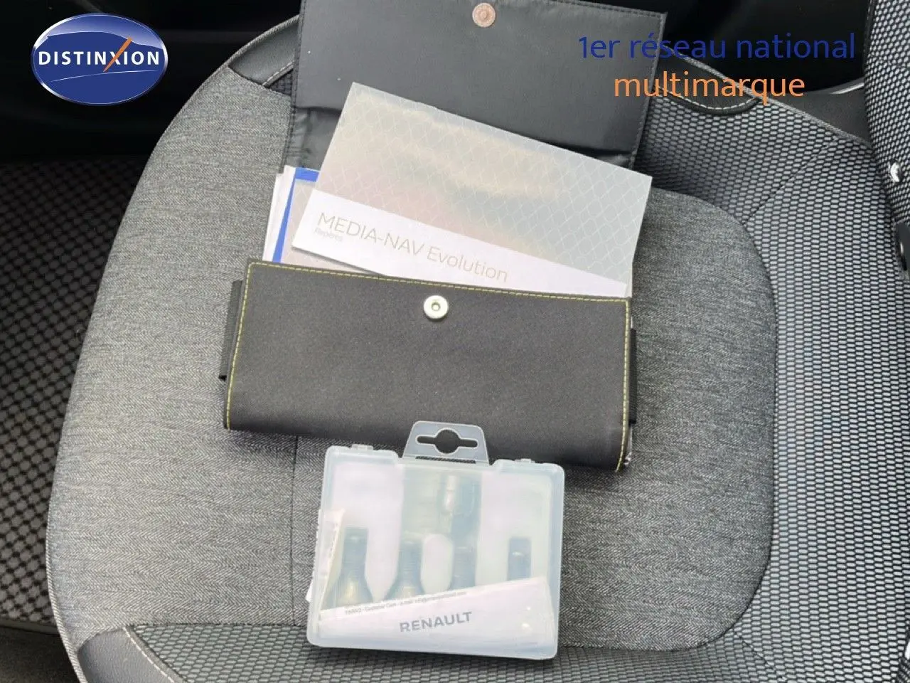 Vue intérieure du siège avant gris du Renault Captur 2019 avec pochette et notice MEDIA-NAV posées dessus.