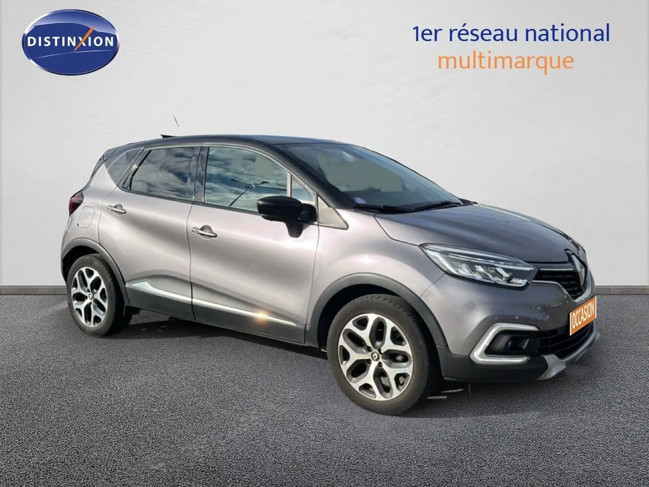 Renault Captur gris en vue de profil côté gauche, version 2019 avec détails de calandre et jantes distinctives.
