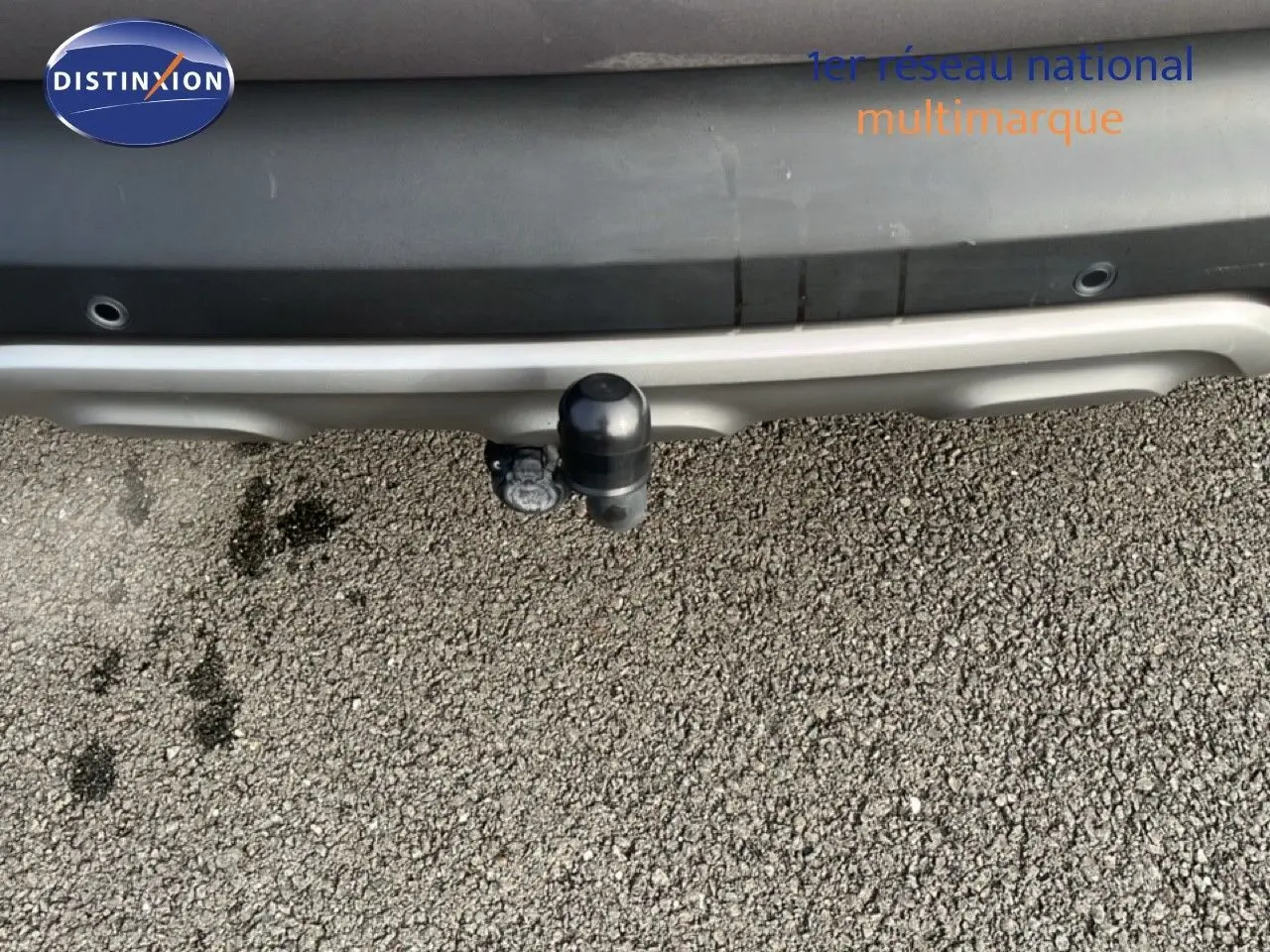 Vue rapprochée de l'arrière gris du Renault Captur 2019 avec attelage de remorque visible.