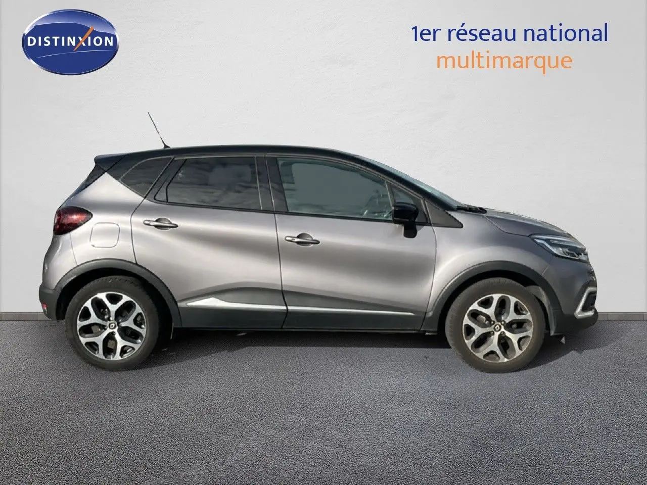 Profil droit d’un Renault Captur gris 2019 avec jantes alliage et détails noirs sur les bas de caisse.