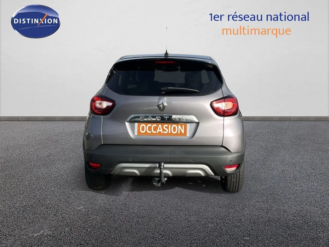 Vue arrière d’un Renault Captur gris 2019 avec attelage et plaque d’occasion visible.