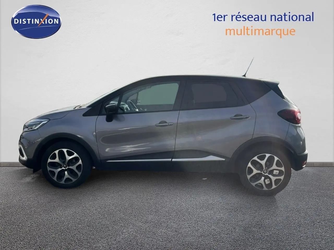 Profil côté gauche d’un Renault Captur gris 2019 avec jantes alliage et toit noir, version 0.9 TCe 90ch Intens.