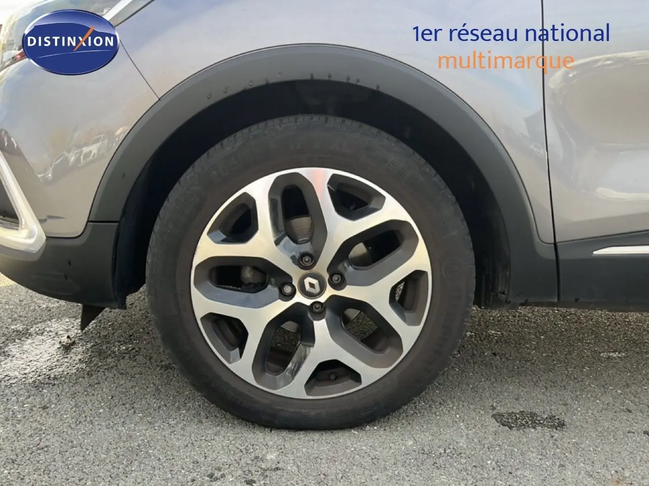 Gros plan sur la roue avant gauche gris métallisé d'un Renault Captur 2019 avec jante alliage distinctive.