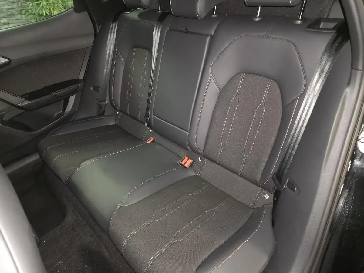 Vue intérieure côté droit des sièges arrière noirs bimatière textile et TEP du CUPRA Formentor 2025 avec surpiqûres cuivrées.