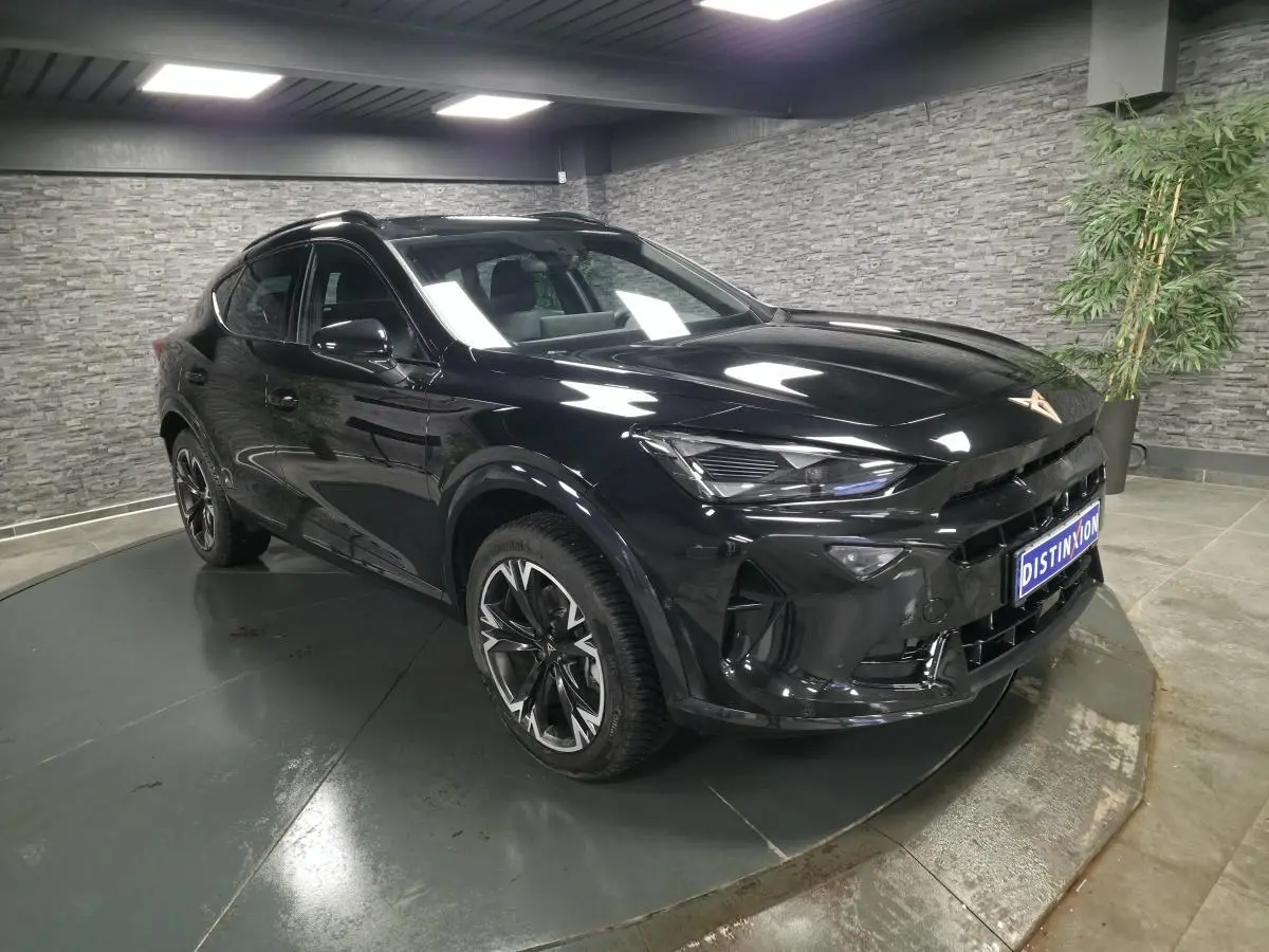 Vue 3/4 avant droite du CUPRA Formentor noir avec jantes alliage 18'' et signature lumineuse Tri-LED visible.