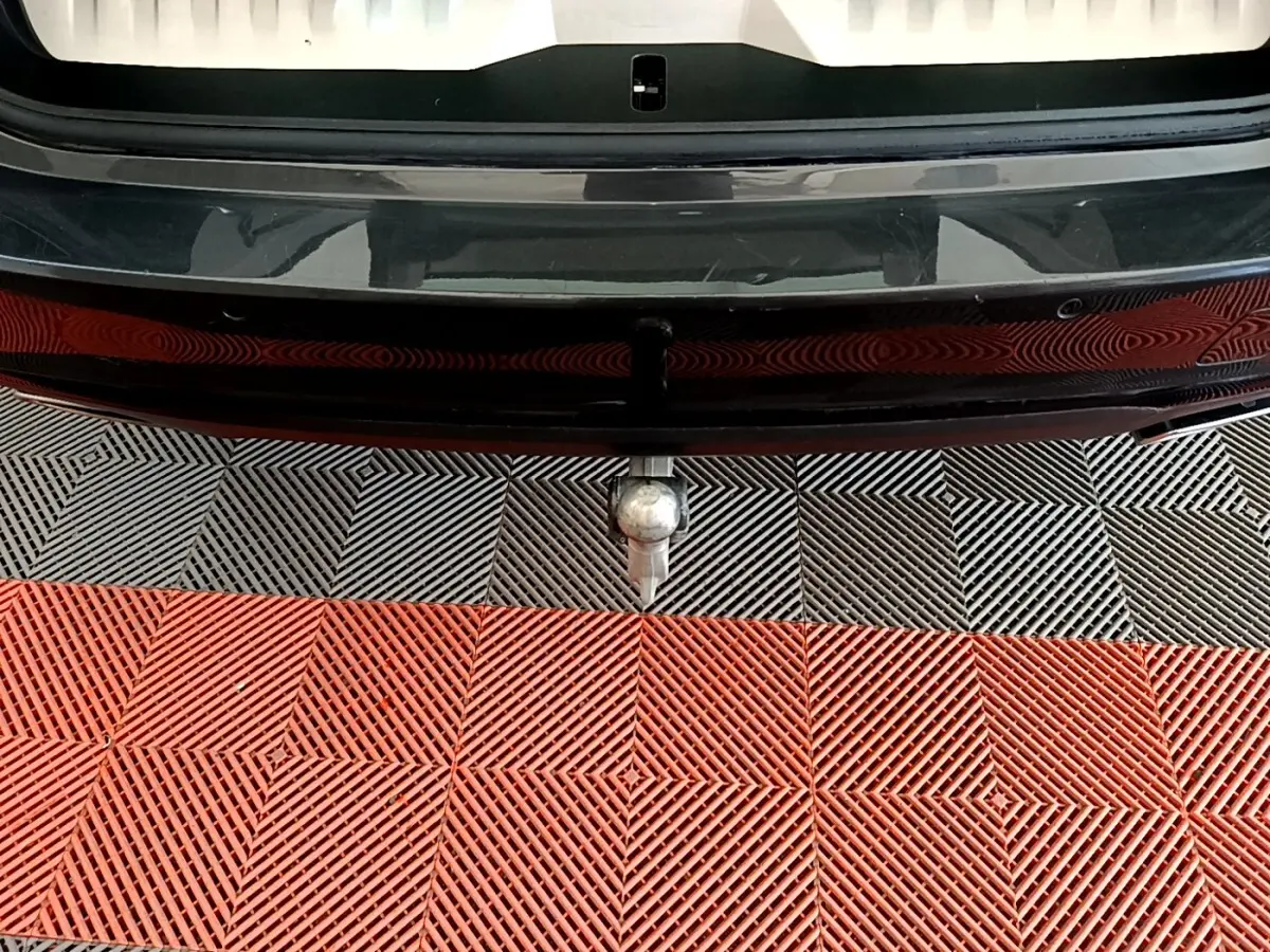 Vue rapprochée de l'attelage de remorque sous le pare-chocs arrière gris clair d'une BMW Série 5 Touring 530e 2022.