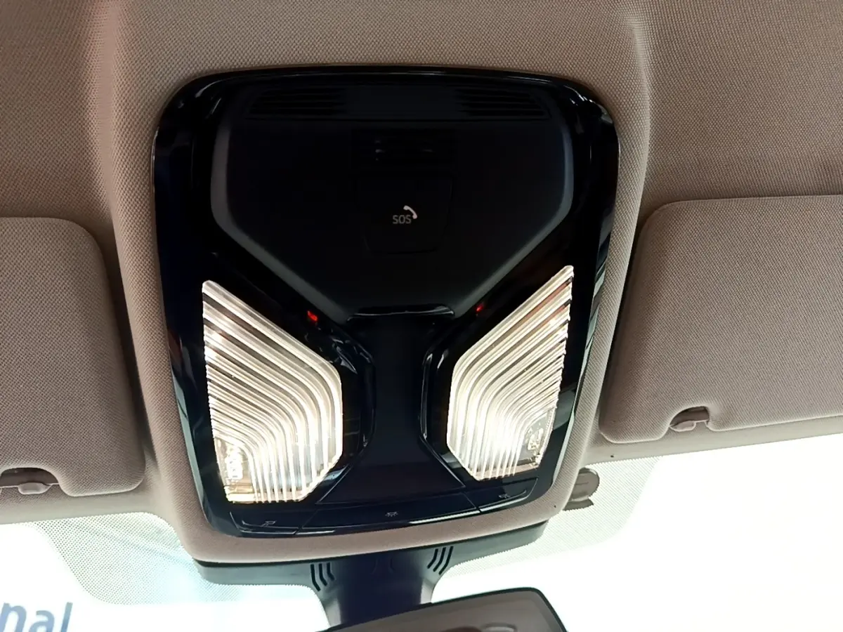 Plafonnier intérieur avec éclairage LED et bouton SOS, vue du toit d’une BMW Série 5 Touring gris clair.