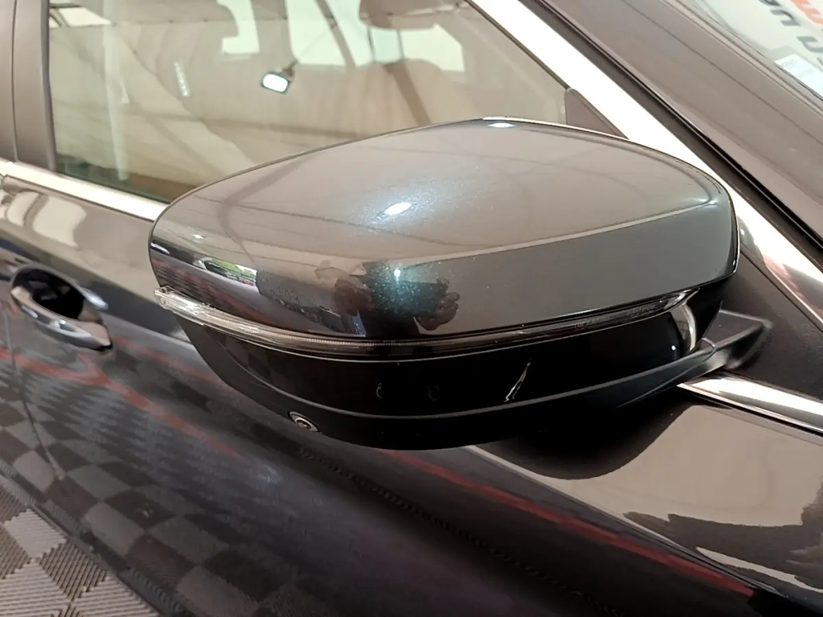 Rétroviseur côté gauche gris clair métallisé d'une BMW Série 5 Touring 530e avec clignotant intégré.