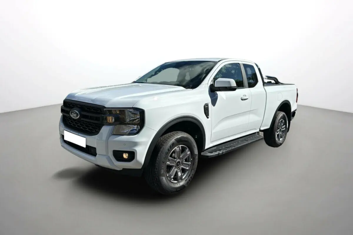 Ford Ranger blanc glacier en 3/4 avant droit avec rideau coulissant et marchepieds latéraux visibles.