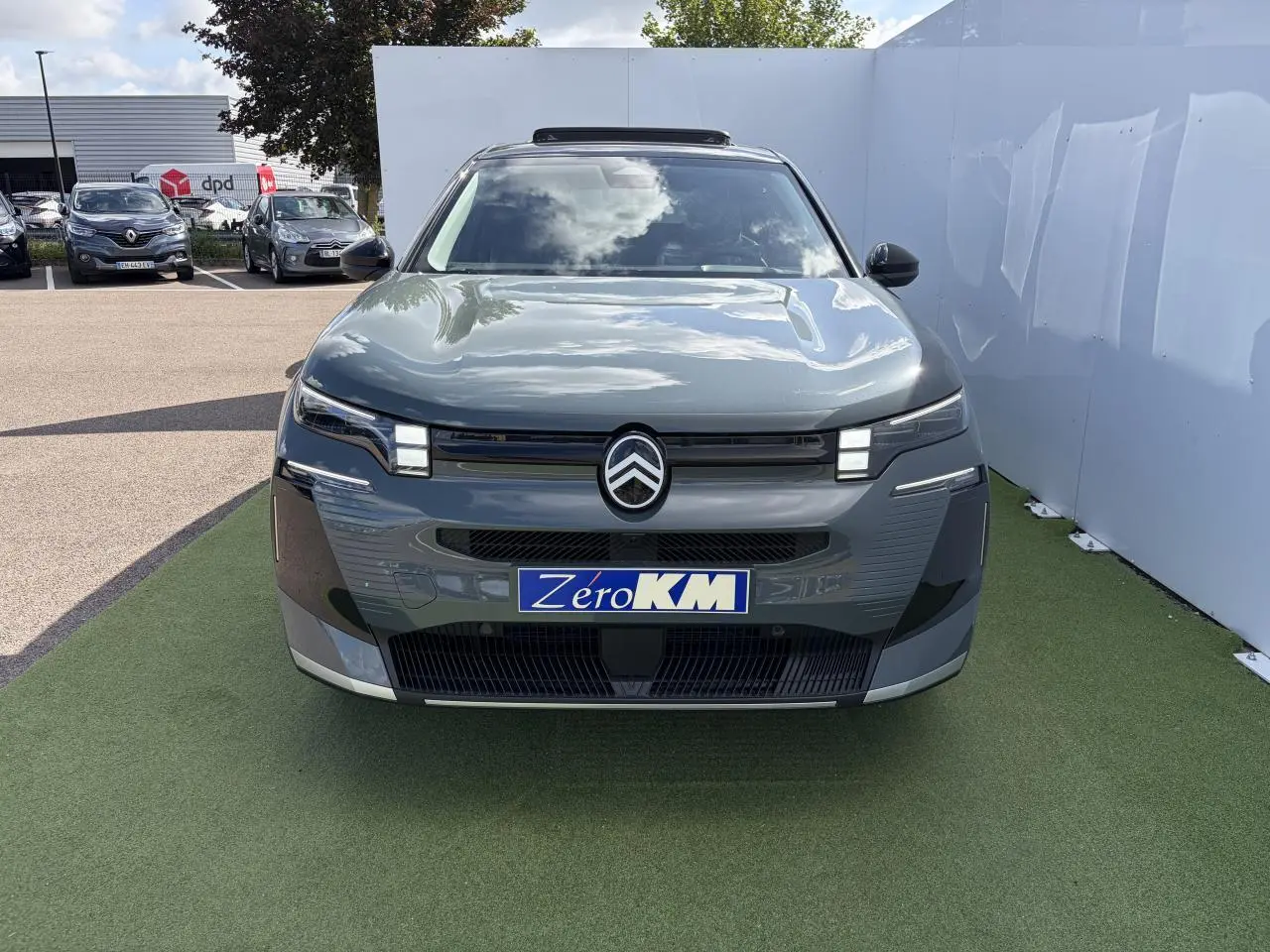 Vue avant d'un Citroën C5 Aircross 2026 vert Astoria avec toit noir et signature lumineuse LED distinctive.