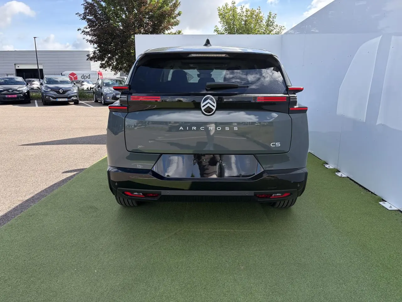 Vue arrière d'un Citroën C5 Aircross vert Astoria avec toit noir, feux arrière LED horizontaux et logo centré.