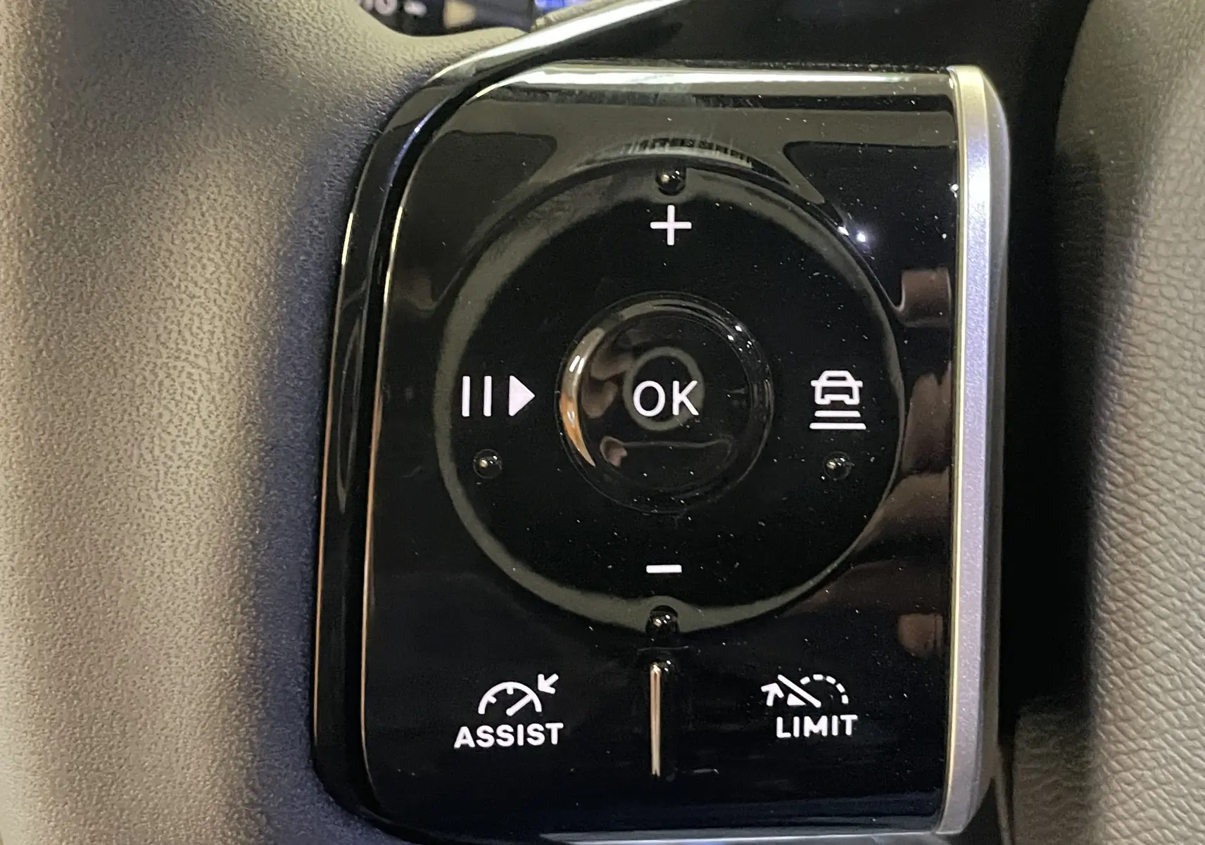 Gros plan sur les commandes au volant du Citroën C5 Aircross hybride 2026, finition noir brillant avec boutons de régulateur et assistance.