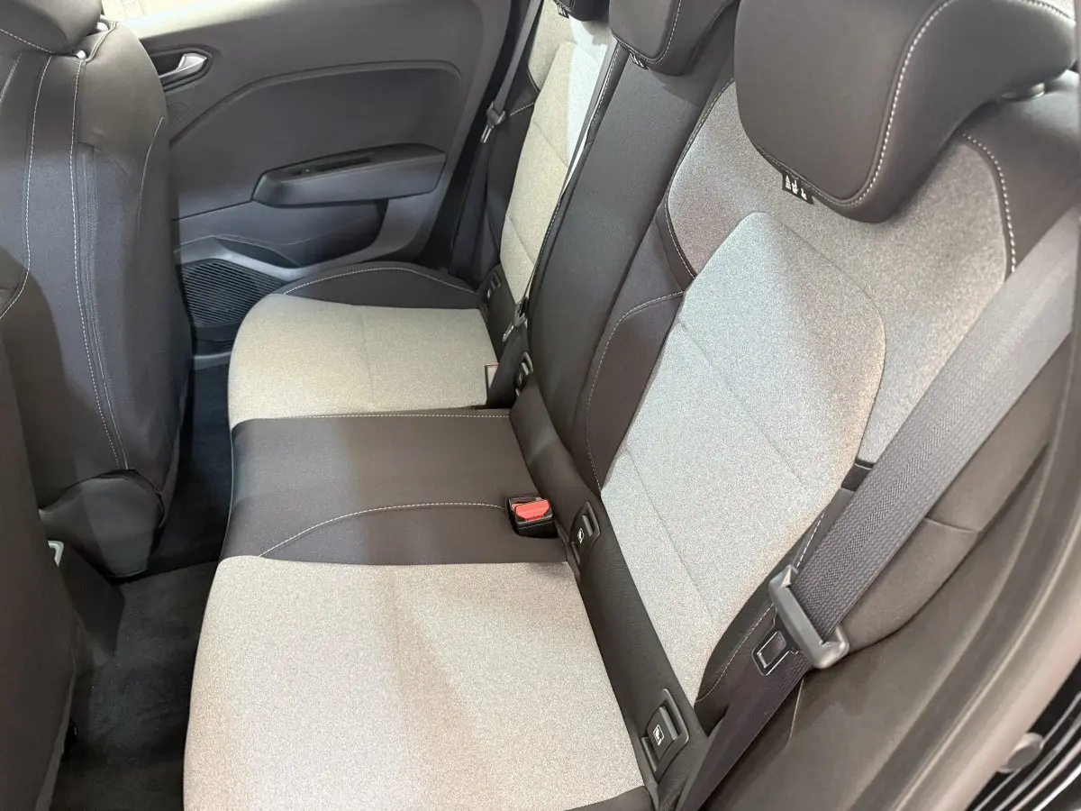 Vue intérieure côté droit sur la banquette arrière bicolore gris et noir de la Renault Clio Evolution Blue dCi 100 2025.