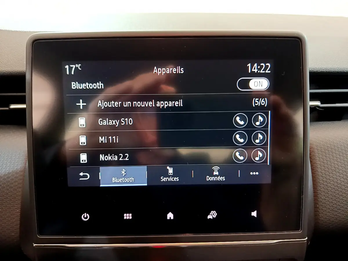 Écran tactile central affichant la connexion Bluetooth dans une Renault Clio Business blanche de 2020.