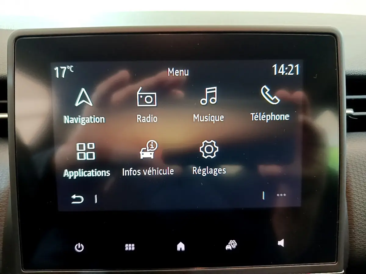 Écran tactile central de la Renault Clio Business TCe 100 2020 affichant le menu principal avec navigation et radio.