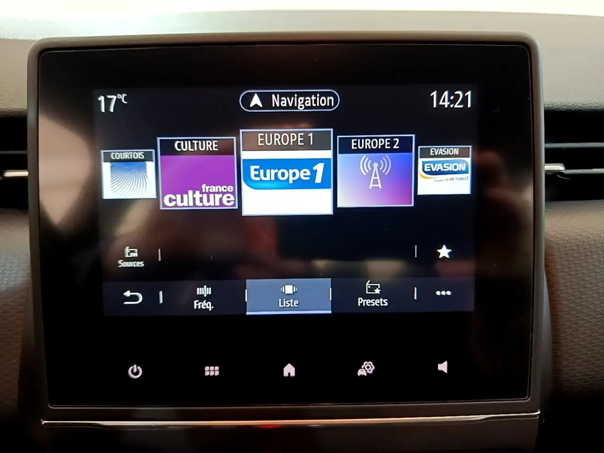 Écran tactile central de la Renault Clio Business blanc 2020 affichant les stations radio Europe 1 et France Culture.