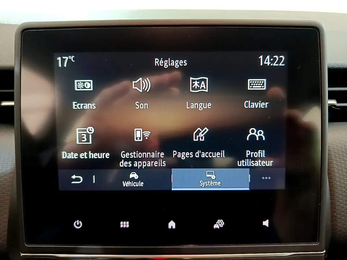 Écran tactile central de la Renault Clio Business TCe 100 2020 affichant le menu Réglages en intérieur noir.