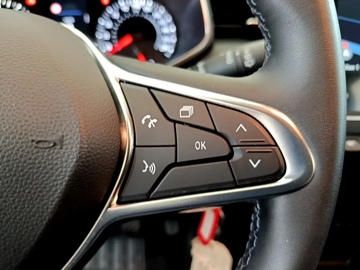 Gros plan sur les commandes au volant côté droit d'une Renault Clio Business TCe 100 2020 avec tableau de bord lumineux.