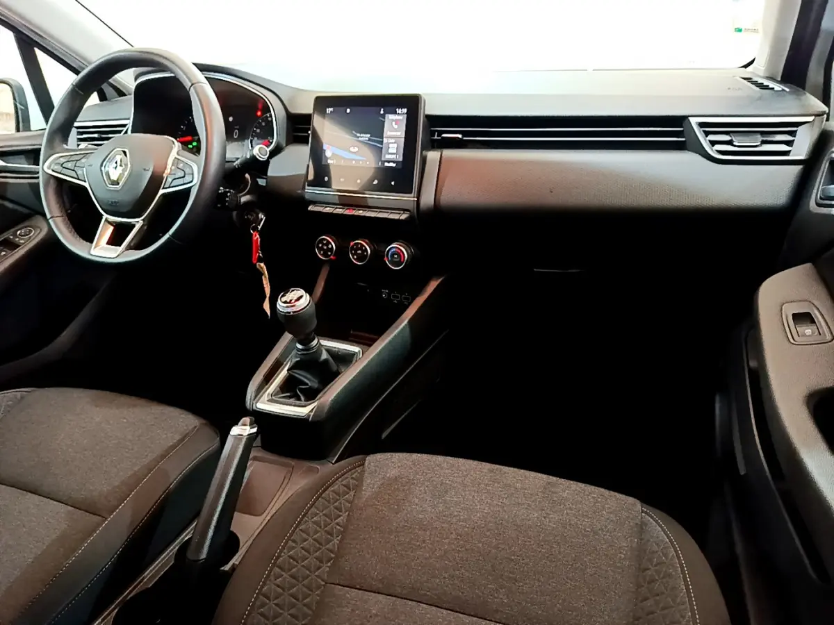 Intérieur de la Renault Clio Business TCe 100 2020, vue avant côté conducteur, tableau de bord avec écran tactile et volant cuir.