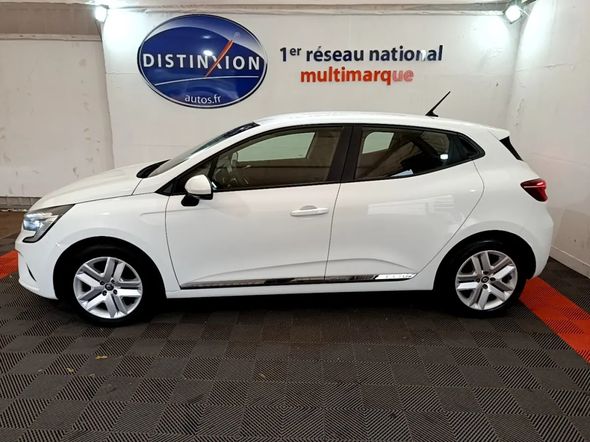 Profil côté gauche d'une Renault Clio Business TCe 100 blanche de 2020, avec jantes alliage et poignées de porte ton carrosserie.