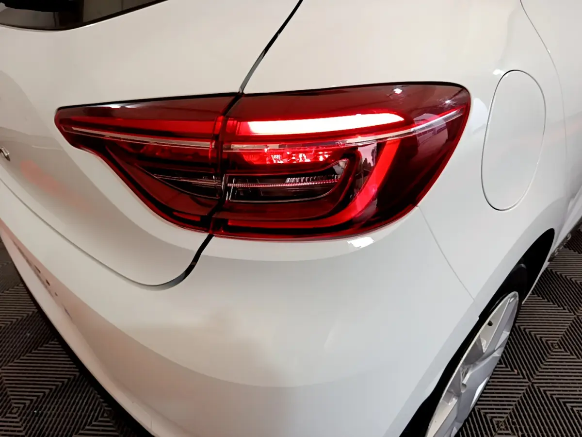 Feu arrière droit rouge sur Renault Clio Business TCe 100 blanc vue en gros plan arrière côté droit.
