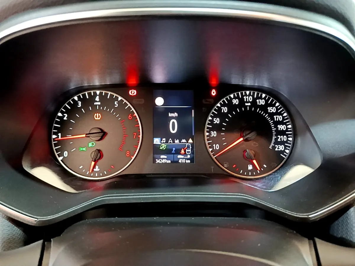 Vue rapprochée du tableau de bord de la Renault Clio Business TCe 100 2020, affichage numérique et compte-tours analogiques.