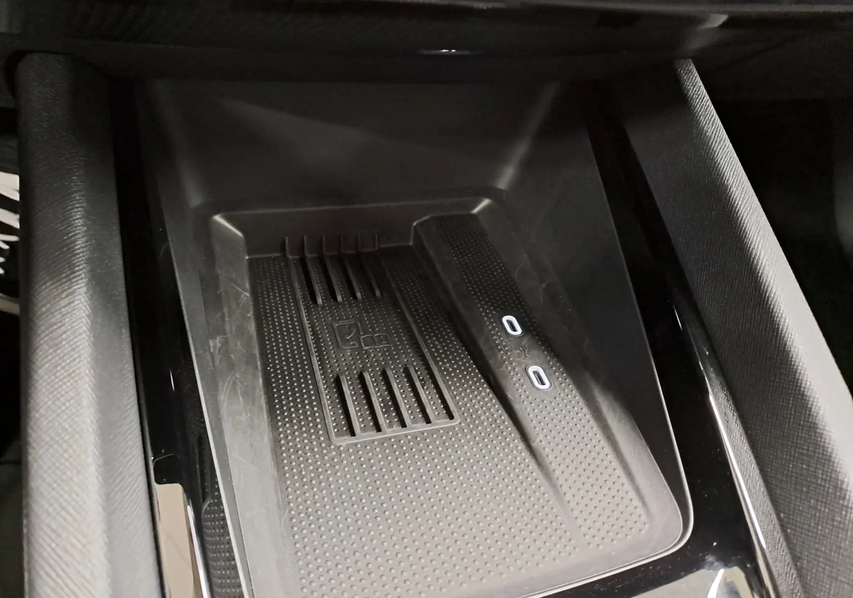 Gros plan sur le chargeur sans fil à deux zones dans la console centrale de la Skoda Octavia Combi 2025.