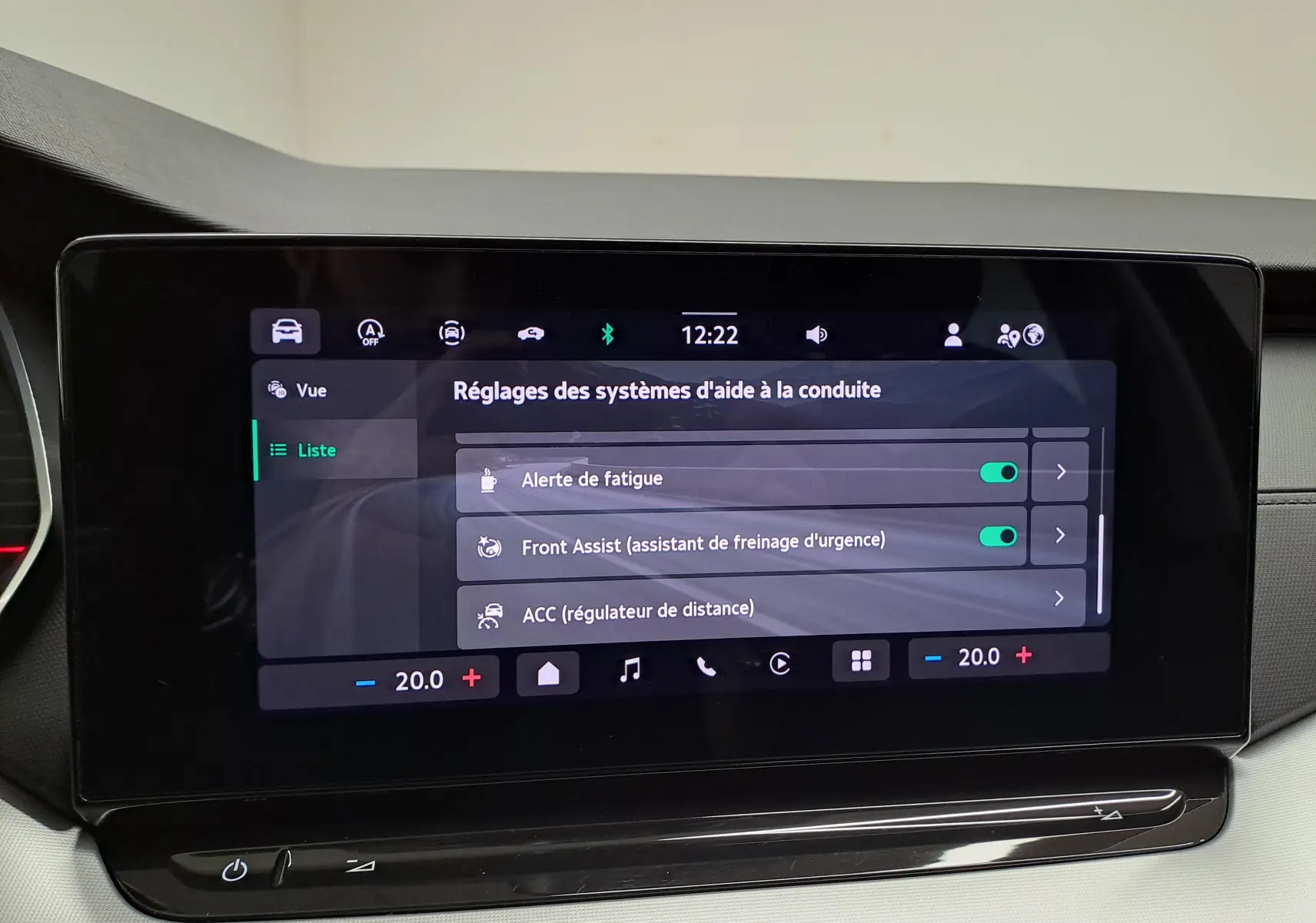 Vue de face de la Skoda Octavia Combi noire Magic nacré, mettant en valeur ses jantes alliage 17'' Slagard Aero noires polies.