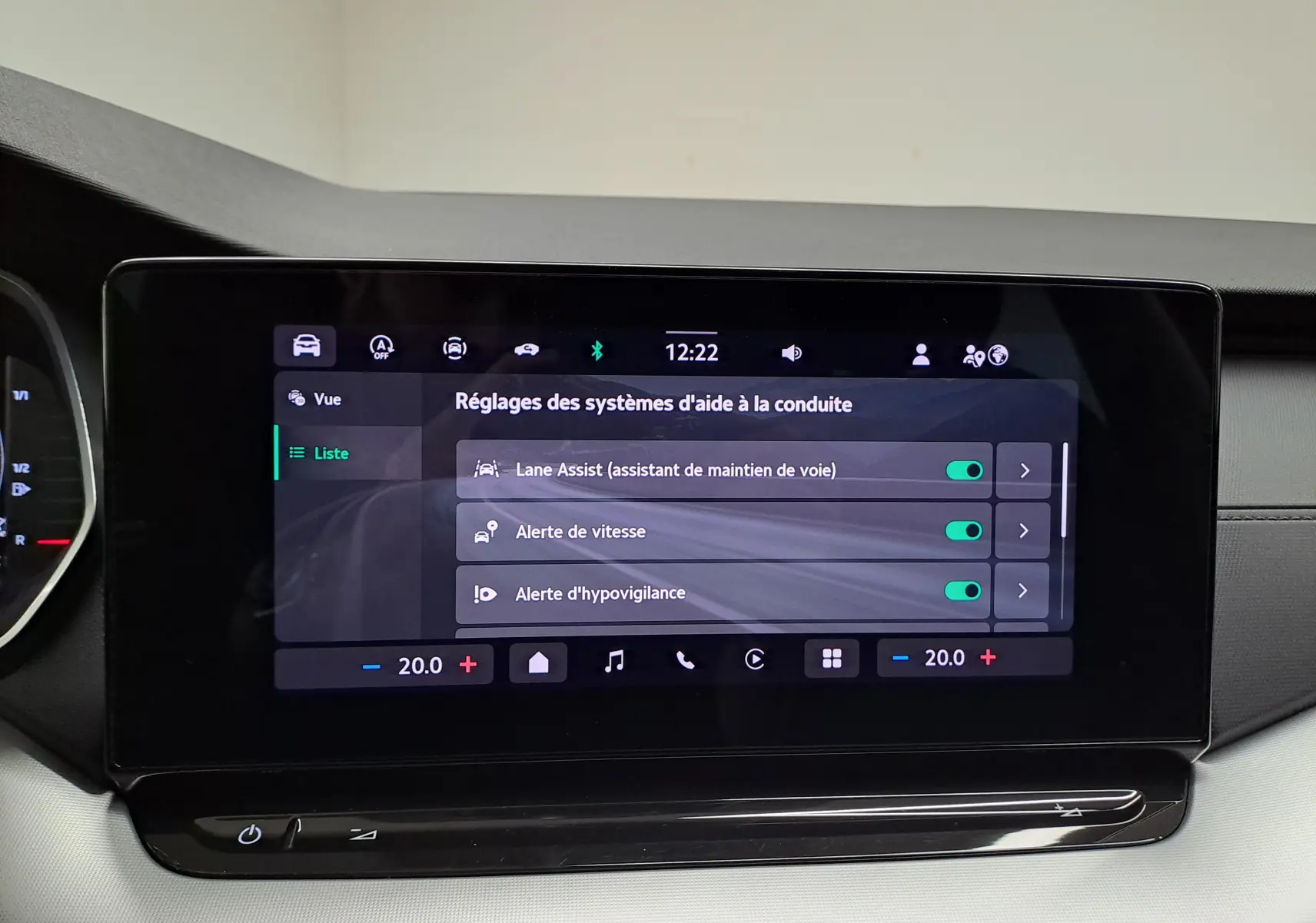 Écran tactile central du Skoda Octavia Combi 2025 affichant les réglages d'aide à la conduite, intérieur noir.