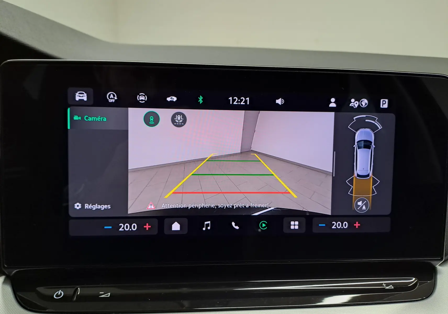 Écran multimédia affichant la caméra de recul et l’aide au stationnement du Skoda Octavia Combi noir Magic, vue intérieure.