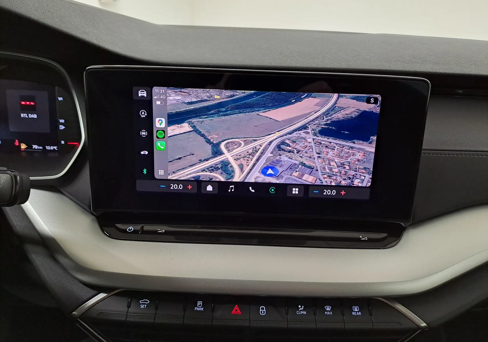 Vue rapprochée de l'écran tactile central du Skoda Octavia Combi 2025 avec navigation affichée et tableau de bord noir.