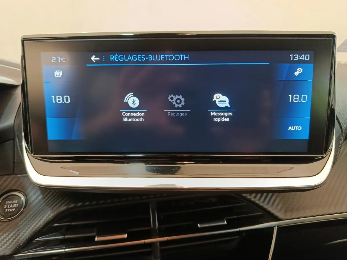 Écran tactile central de la Peugeot 208 BlueHDi 100 S&S Allure Business affichant les réglages Bluetooth, vue intérieure frontale.