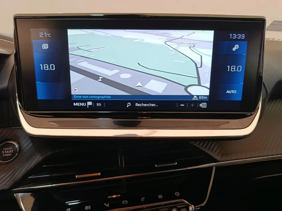 Vue rapprochée de l’écran tactile central du tableau de bord noir avec affichage de la navigation GPS sur Peugeot 208 2020.