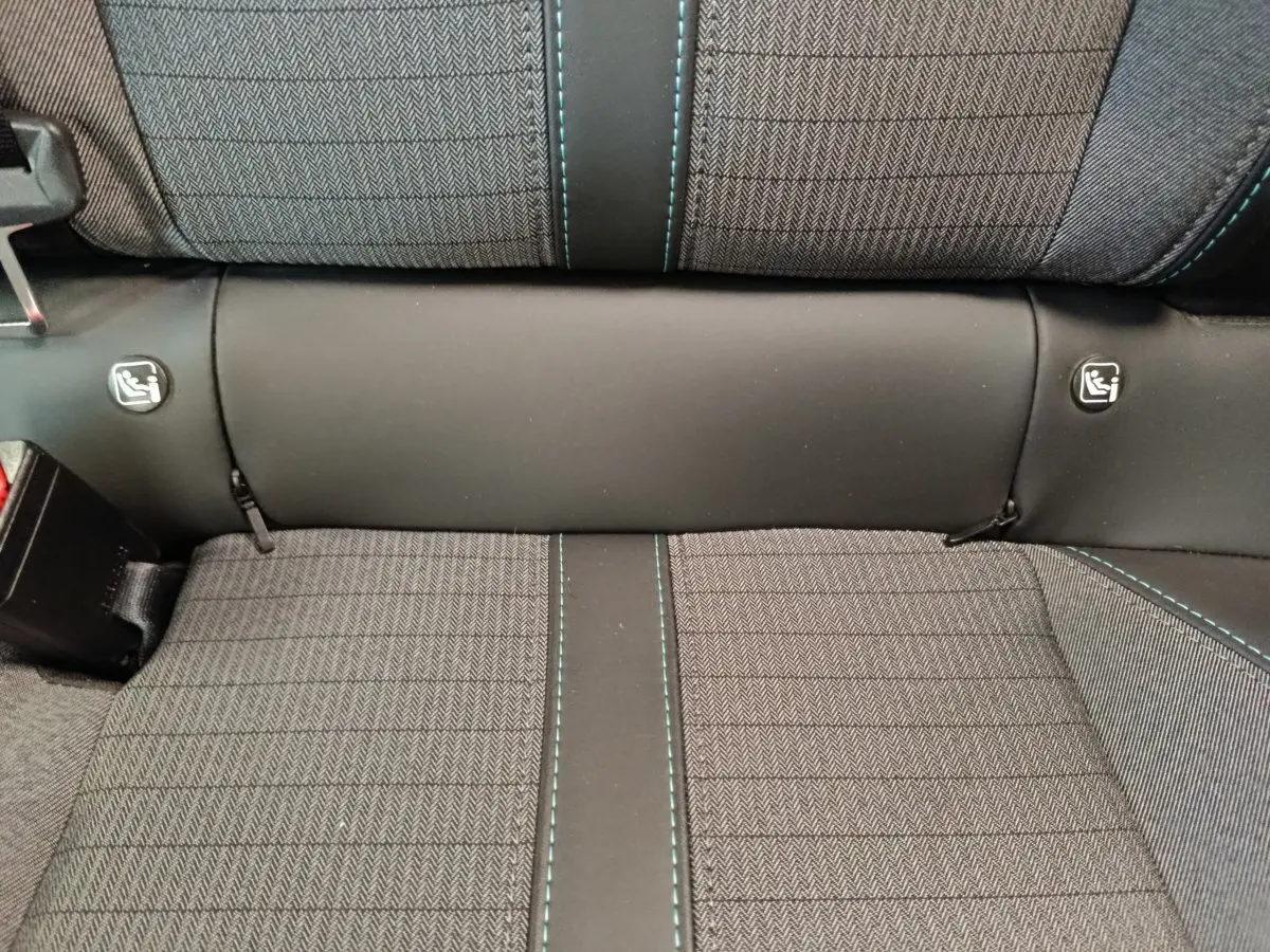 Détail de la banquette arrière grise avec surpiqûres bleues et fixations Isofix du Peugeot 208 BlueHDi 100 S&S Allure Business.