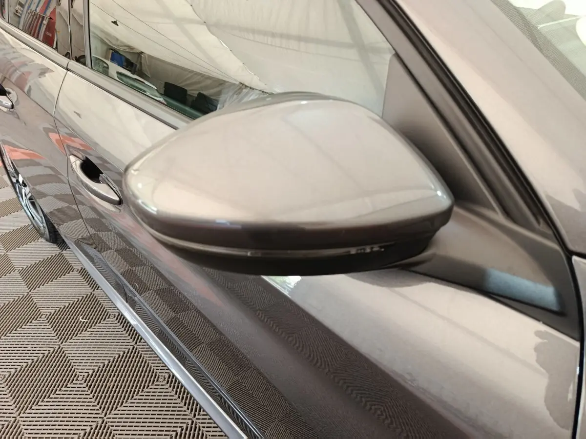 Rétroviseur droit gris métallisé de la Peugeot 208 2020, vue rapprochée sur la portière côté droit.