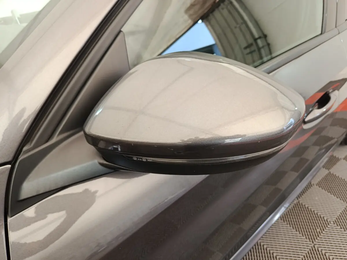 Rétroviseur côté gauche gris métallisé d'une Peugeot 208 BlueHDi 100 S&S Allure Business, vue rapprochée.