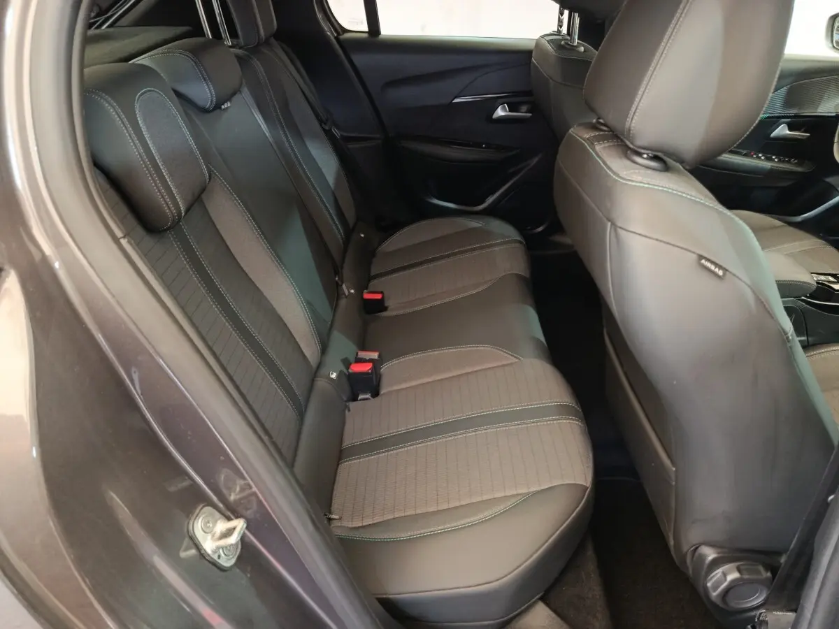 Vue intérieure côté arrière droit de la banquette noire et grise de la Peugeot 208 BlueHDi 100 S&S Allure Business 2020.