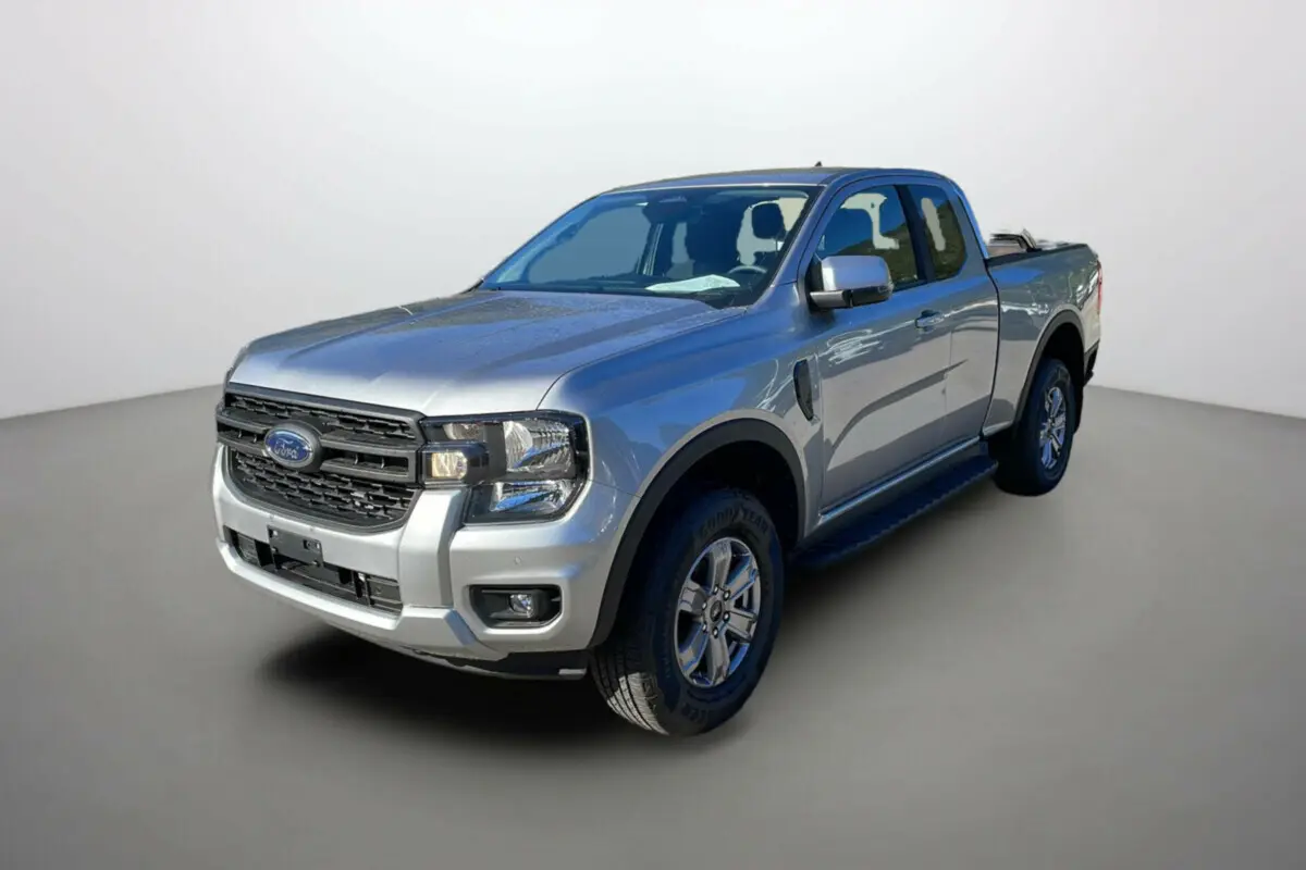 Ford Ranger TDCI 170 BVM XLT gris iconic, vue 3/4 avant droit avec rideau coulissant sur la benne.