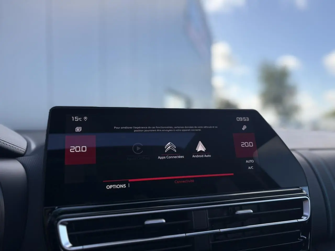 Écran tactile central de la Citroën C5 Aircross 2025 affichant la connectivité Android Auto et Apple CarPlay.