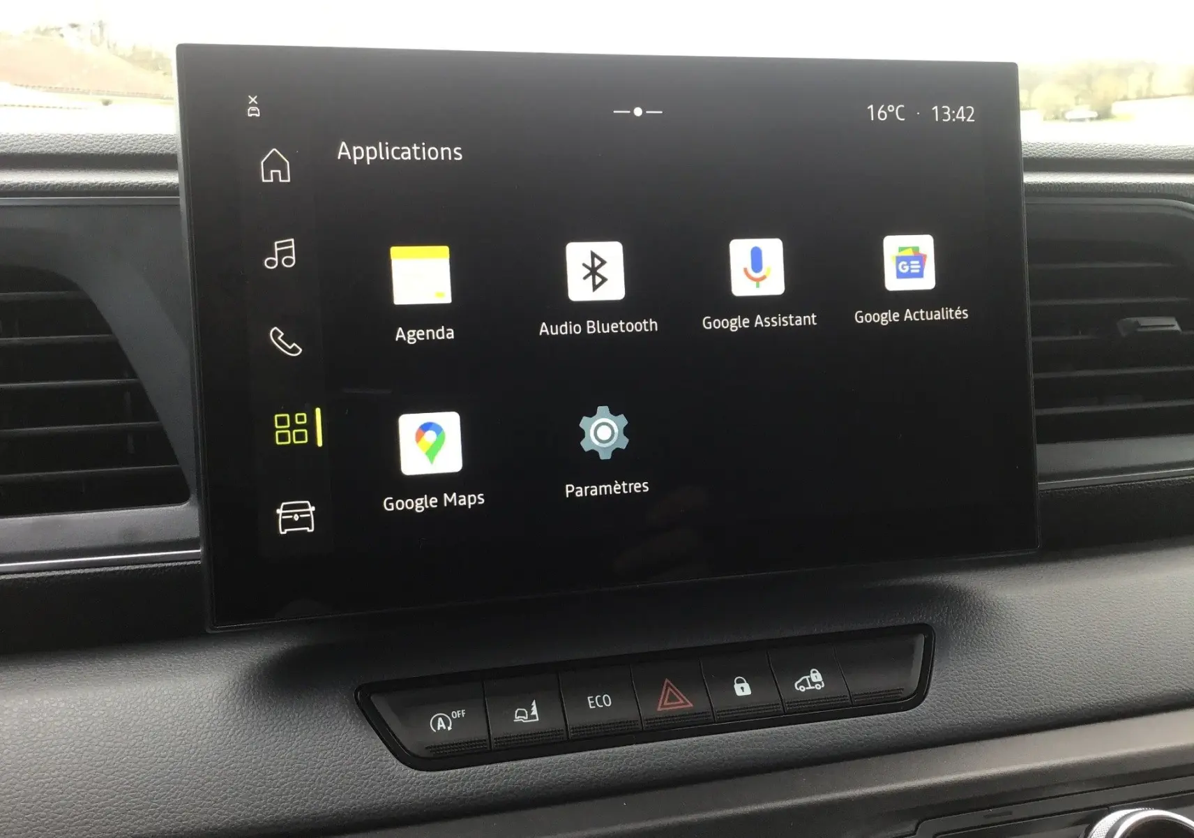 Écran tactile central du tableau de bord du Renault Master 2026 avec interface OpenR Link et commandes intégrées.
