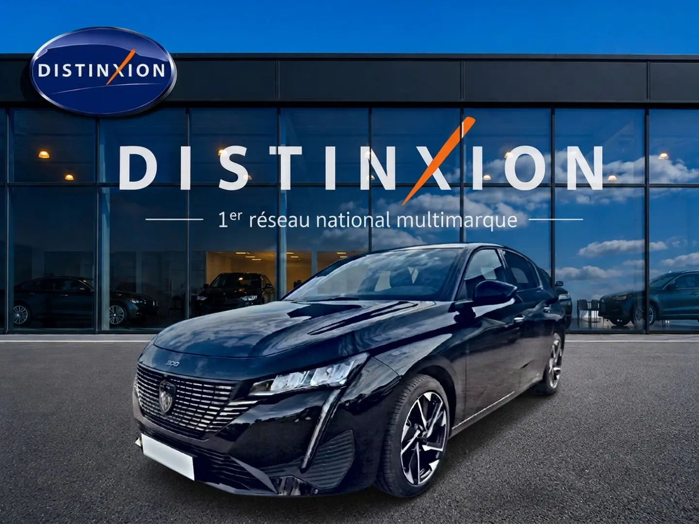 Peugeot 308 noire vue en 3/4 avant droit, avec calandre distinctive et jantes alliage modernes, devant showroom Distinxion.