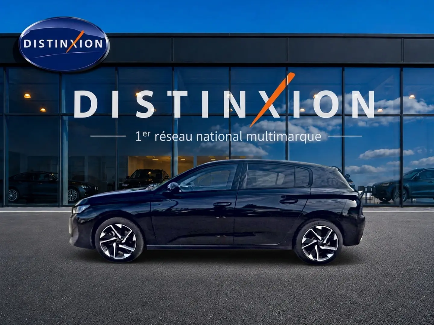 Peugeot 308 1.5 BlueHDi 130 Allure noir vue de profil côté gauche devant une vitrine Distinxion.